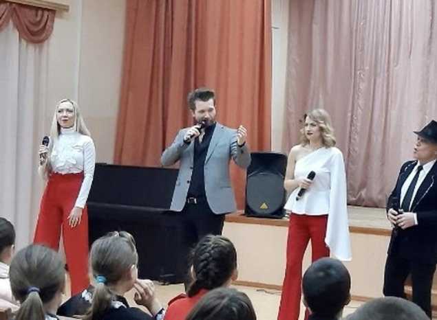 Солисты ансамбля «Экспресс-бэнд» выступили для школьников села Воскресеновка